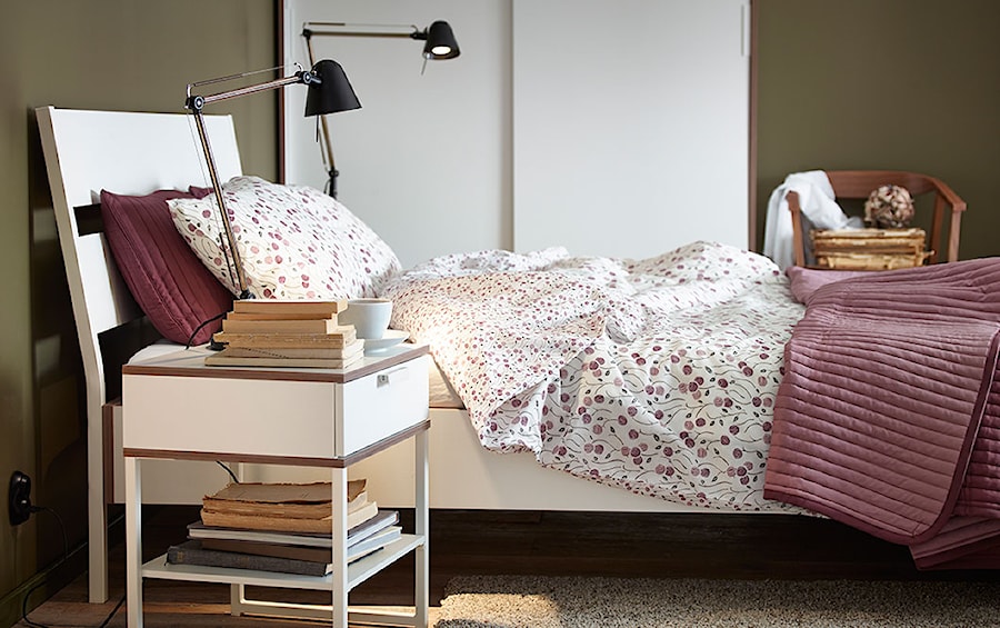 Sypialnia IKEA - Mała brązowa sypialnia, styl minimalistyczny - zdjęcie od IKEA