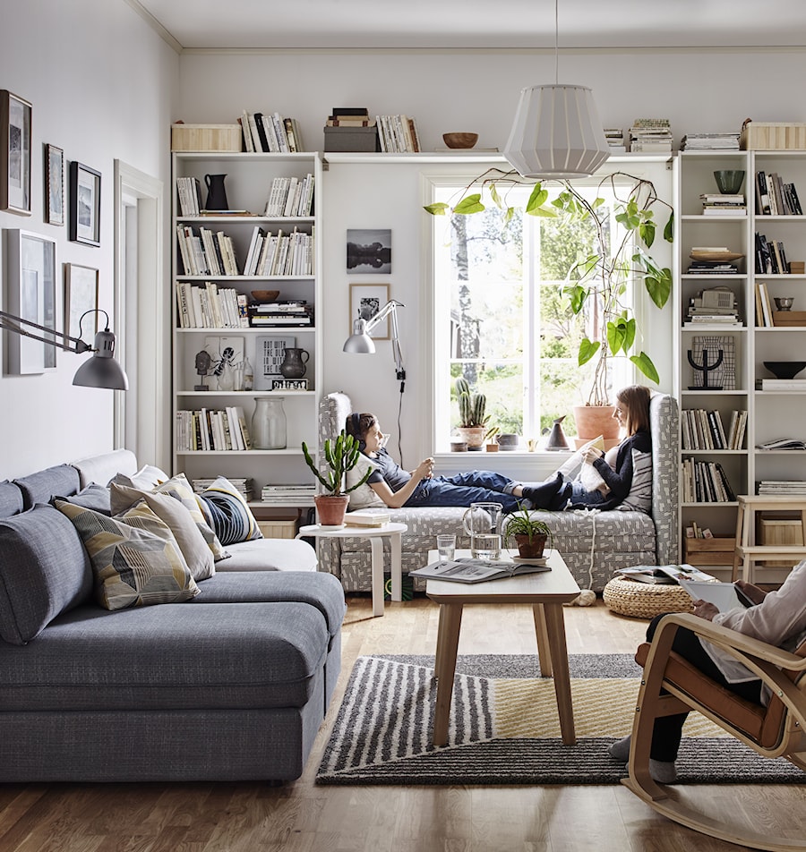 Pokój dzienny IKEA - Średni szary salon z bibiloteczką - zdjęcie od IKEA