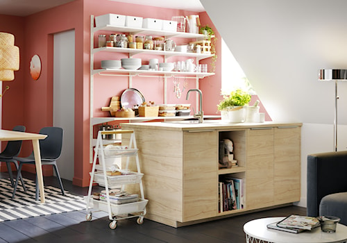 Mała kuchnia - Mała otwarta z salonem biała różowa z zabudowaną lodówką z nablatowym zlewozmywakiem kuchnia dwurzędowa z oknem - zdjęcie od IKEA