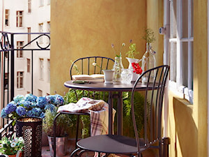 Balkon i ogród IKEA - Mały z meblami ogrodowymi taras z tyłu domu, styl prowansalski - zdjęcie od IKEA
