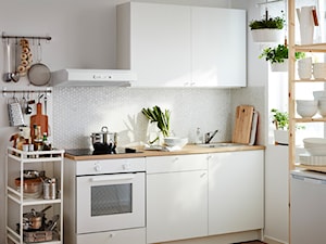 Kuchnia IKEA - Mała otwarta biała z zabudowaną lodówką z nablatowym zlewozmywakiem kuchnia jednorzędowa z oknem - zdjęcie od IKEA