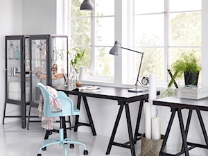 Domowe biuro IKEA - Średnie w osobnym pomieszczeniu białe biuro - zdjęcie od IKEA