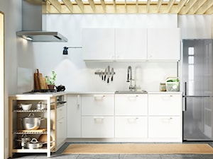 Kuchnia IKEA - Mała otwarta z salonem beżowa biała z lodówką wolnostojącą z podblatowym zlewozmywakiem kuchnia w kształcie litery l - zdjęcie od IKEA