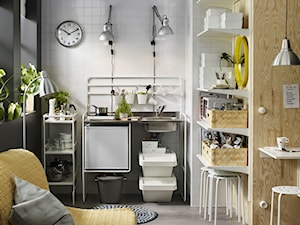 Mała kuchnia - Mała otwarta z salonem z nablatowym zlewozmywakiem kuchnia jednorzędowa z oknem, styl nowoczesny - zdjęcie od IKEA
