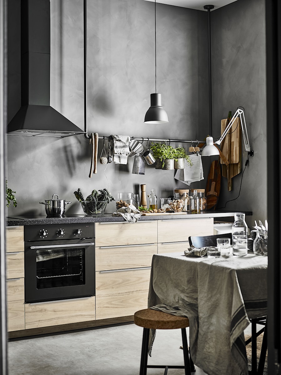 Mała kuchnia - Średnia zamknięta z kamiennym blatem czarna z zabudowaną lodówką kuchnia jednorzędowa z oknem, styl industrialny - zdjęcie od IKEA