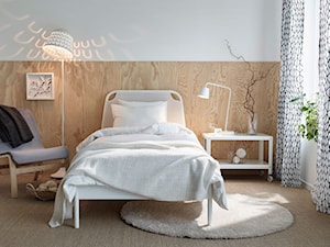 Sypialnia IKEA - Średnia biała brązowa sypialnia, styl skandynawski - zdjęcie od IKEA