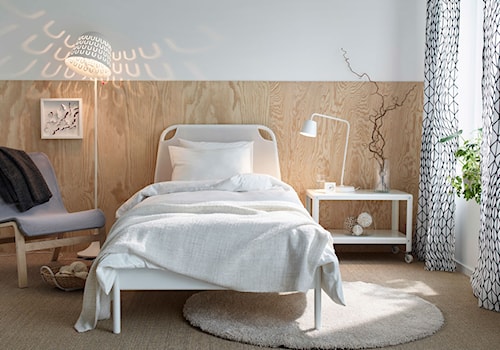 Sypialnia IKEA - Średnia biała brązowa sypialnia, styl skandynawski - zdjęcie od IKEA