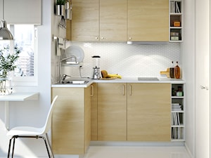 Kuchnia IKEA - Mała otwarta z kamiennym blatem biała z zabudowaną lodówką z lodówką wolnostojącą z nablatowym zlewozmywakiem kuchnia w kształcie litery l z oknem - zdjęcie od IKEA