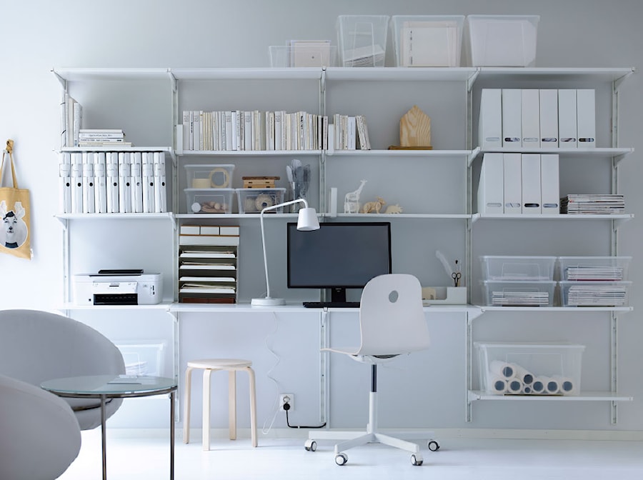 Pokój dzienny IKEA - Duże w osobnym pomieszczeniu z zabudowanym biurkiem białe biuro, styl nowoczesny - zdjęcie od IKEA