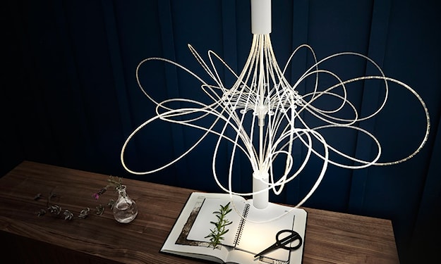 druciana lampa wisząca, drewniany stół
