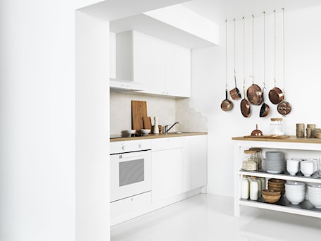 Aranżacje wnętrz - Kuchnia: Mała kuchnia - Średnia zamknięta z salonem beżowa biała z zabudowaną lodówką z podblatowym zlewozmywakiem kuchnia jednorzędowa, styl minimalistyczny - IKEA. Przeglądaj, dodawaj i zapisuj najlepsze zdjęcia, pomysły i inspiracje designerskie. W bazie mamy już prawie milion fotografii!