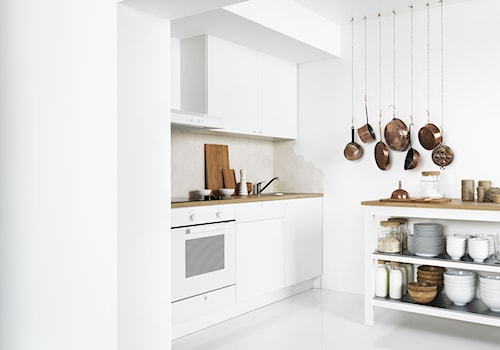 Mała kuchnia - Średnia zamknięta z salonem beżowa biała z zabudowaną lodówką z podblatowym zlewozmywakiem kuchnia jednorzędowa, styl minimalistyczny - zdjęcie od IKEA