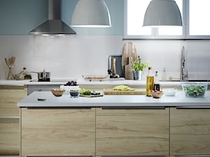 Mała kuchnia - Średnia otwarta z kamiennym blatem szara z zabudowaną lodówką z lodówką wolnostojącą z podblatowym zlewozmywakiem kuchnia jednorzędowa z wyspą lub półwyspem z oknem - zdjęcie od IKEA