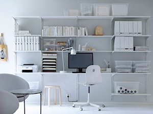 Domowe biuro IKEA - Średnie z zabudowanym biurkiem szare biuro - zdjęcie od IKEA