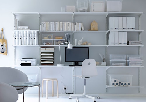 Domowe biuro IKEA - Średnie z zabudowanym biurkiem szare biuro - zdjęcie od IKEA