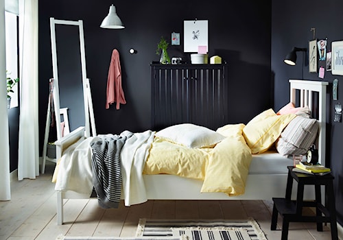 Sypialnia IKEA - Mała czarna sypialnia, styl skandynawski - zdjęcie od IKEA