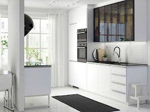 Kuchnia IKEA - Mała otwarta z salonem biała z zabudowaną lodówką z podblatowym zlewozmywakiem kuchnia jednorzędowa z wyspą lub półwyspem - zdjęcie od IKEA