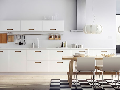 Aranżacje wnętrz - Kuchnia: Kuchnia IKEA - Średnia otwarta biała z zabudowaną lodówką z nablatowym zlewozmywakiem kuchnia w ksz ... - IKEA. Przeglądaj, dodawaj i zapisuj najlepsze zdjęcia, pomysły i inspiracje designerskie. W bazie mamy już prawie milion fotografii!