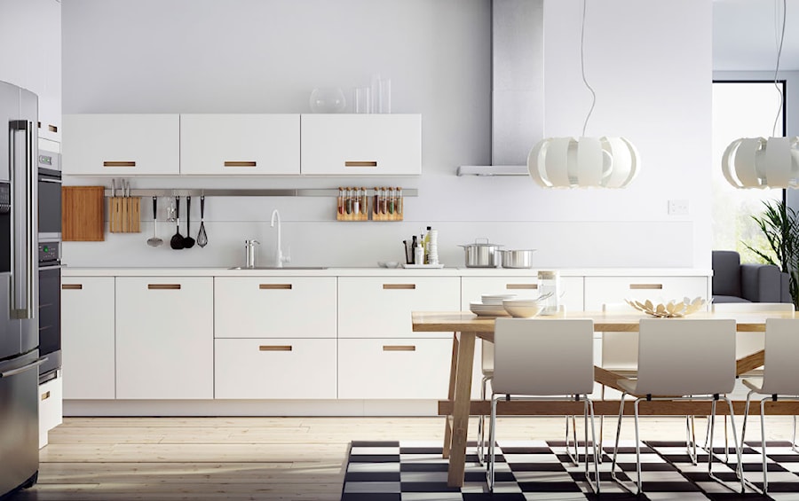 Kuchnia IKEA - Średnia otwarta biała z zabudowaną lodówką z nablatowym zlewozmywakiem kuchnia w kształcie litery l z oknem - zdjęcie od IKEA