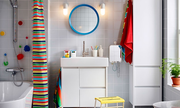 jasna łazienka z kolorową zasłoną prysznicową ikea