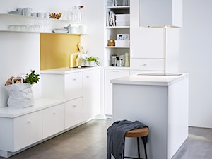Kuchnia na wymiar - Mała otwarta z zabudowaną lodówką z nablatowym zlewozmywakiem kuchnia w kształcie litery l z wyspą lub półwyspem, styl skandynawski - zdjęcie od IKEA