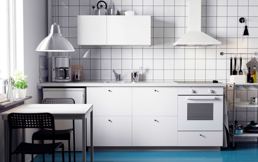 Kuchnia IKEA - Mała zamknięta z kamiennym blatem biała z zabudowaną lodówką z lodówką wolnostojącą z nablatowym zlewozmywakiem kuchnia jednorzędowa z oknem, styl skandynawski - zdjęcie od IKEA - Homebook