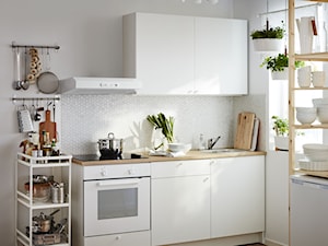 Kuchnia na wymiar - Mała średnia otwarta z salonem biała z zabudowaną lodówką kuchnia w kształcie litery u z marmurem nad blatem kuchennym, styl skandynawski - zdjęcie od IKEA