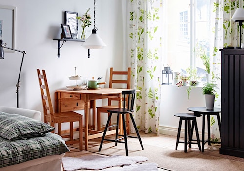 Jadalnia IKEA - Mała biała jadalnia w salonie, styl prowansalski - zdjęcie od IKEA