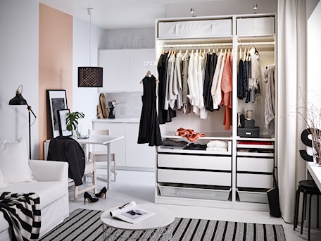 Aranżacje wnętrz - Garderoba: Przechowywanie IKEA - Mała otwarta garderoba przy sypialni, styl skandynawski - IKEA. Przeglądaj, dodawaj i zapisuj najlepsze zdjęcia, pomysły i inspiracje designerskie. W bazie mamy już prawie milion fotografii!