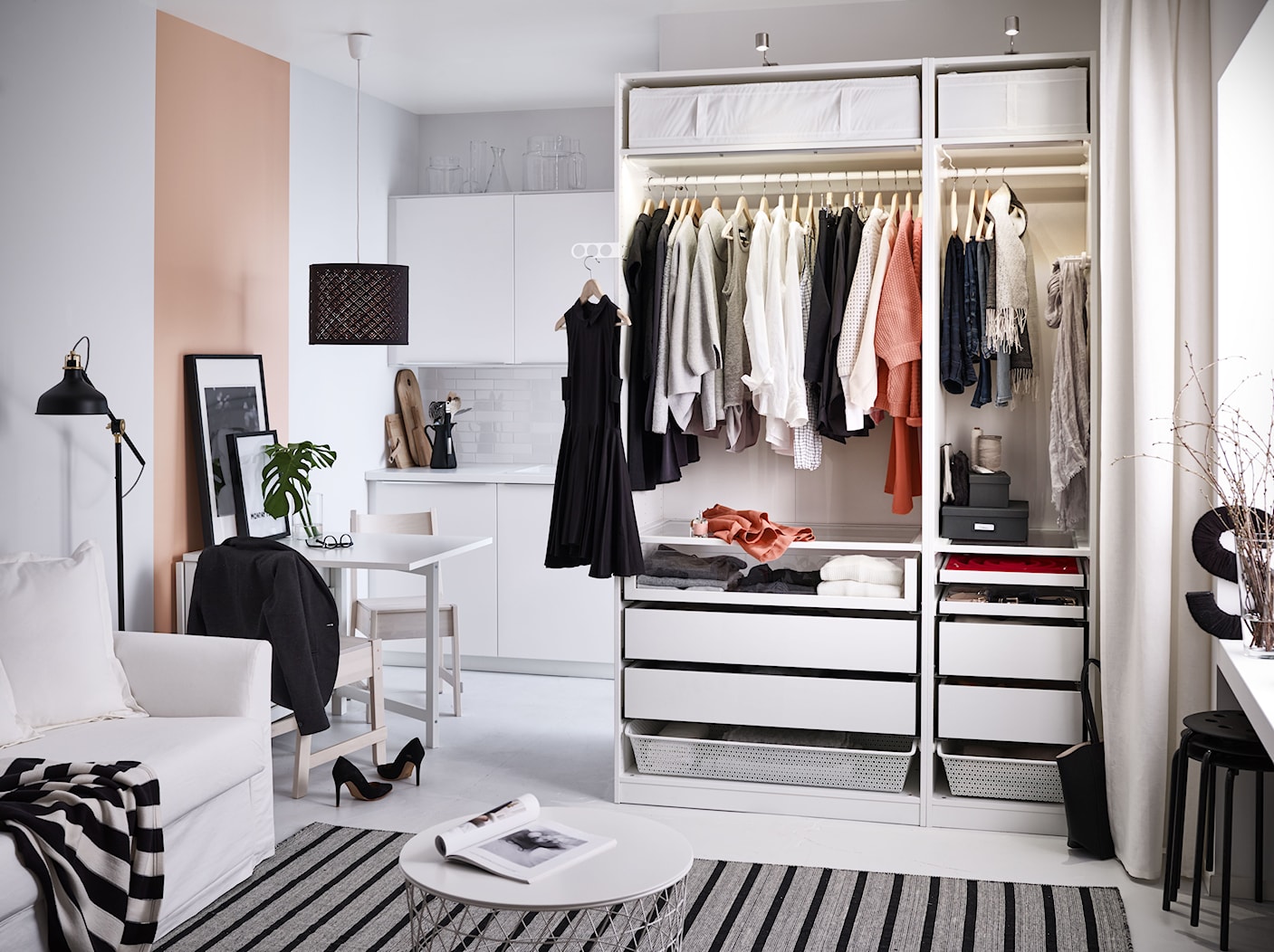 Przechowywanie IKEA - Mała otwarta garderoba przy sypialni, styl skandynawski - zdjęcie od IKEA - Homebook