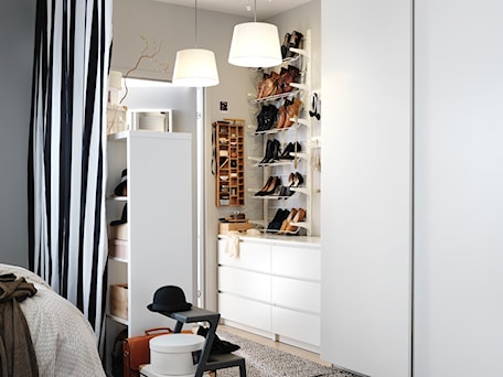 Aranżacje wnętrz - Garderoba: Sypialnia IKEA - Średnia otwarta garderoba przy sypialni, styl skandynawski - IKEA. Przeglądaj, dodawaj i zapisuj najlepsze zdjęcia, pomysły i inspiracje designerskie. W bazie mamy już prawie milion fotografii!