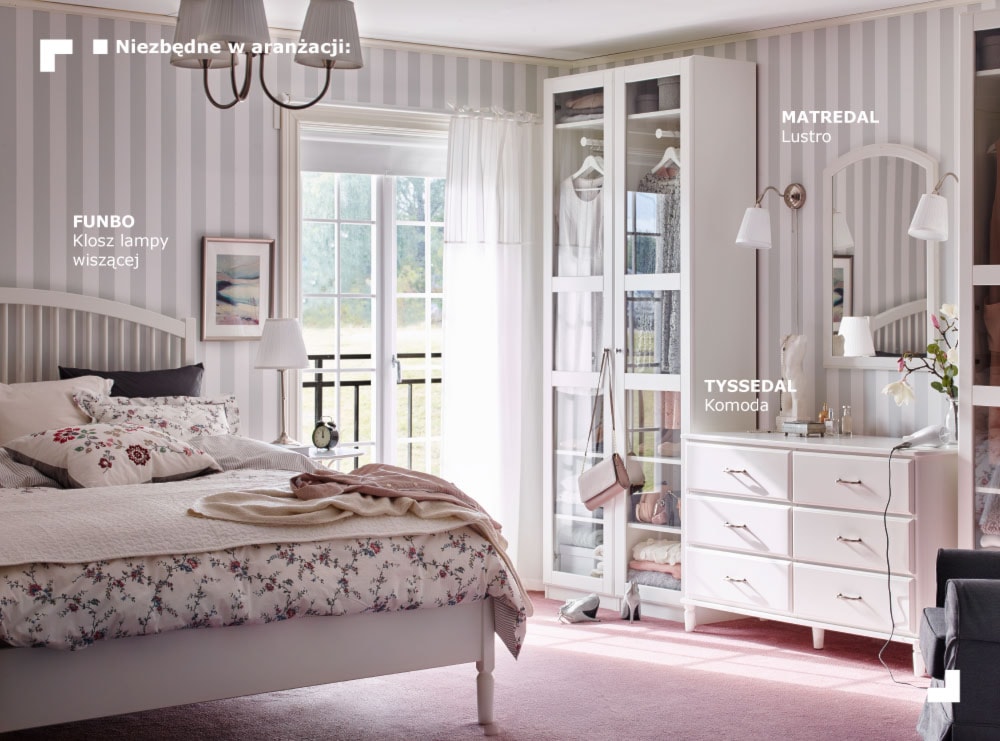 romantyczna biała sypialnia ze ścianami w biało szare pasy i pościelą w kwiaty
