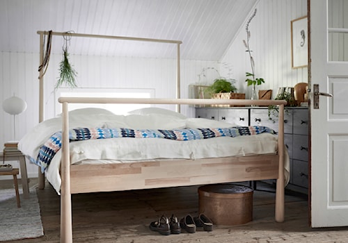 Sypialnia IKEA - Średnia biała sypialnia na poddaszu, styl skandynawski - zdjęcie od IKEA