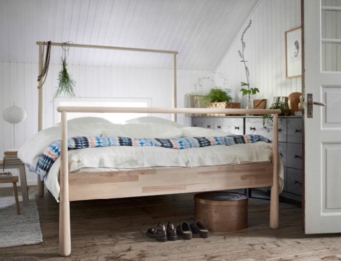 Sypialnia IKEA - Średnia biała sypialnia na poddaszu, styl skandynawski - zdjęcie od IKEA