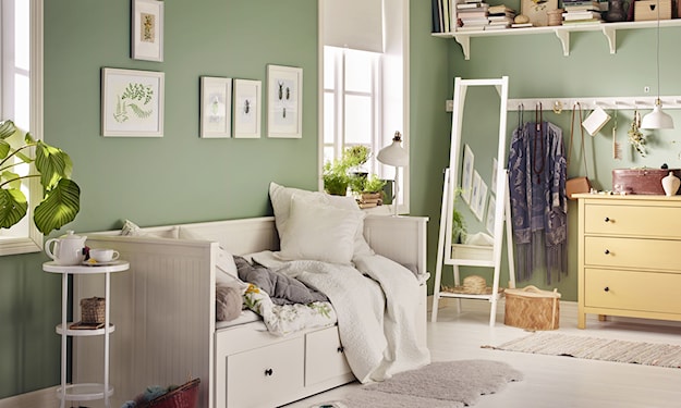 sypialnia skandynawska z białym łóżkiem