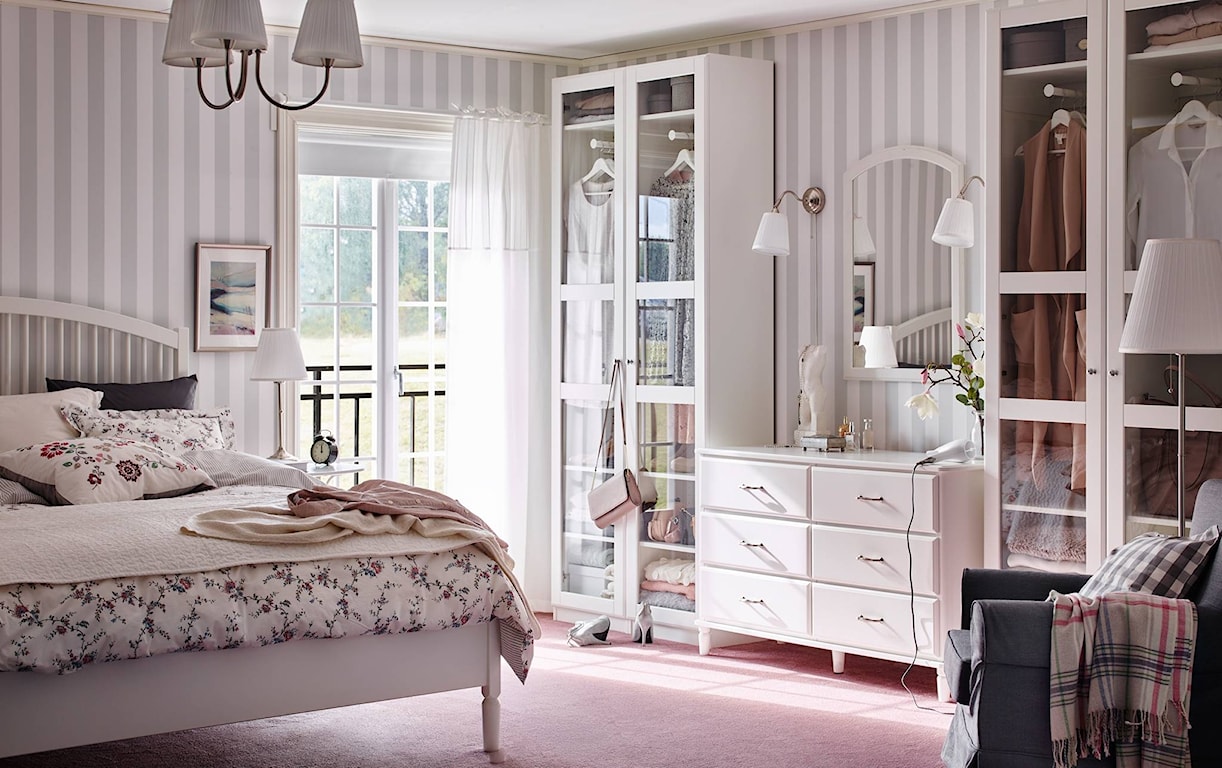 romantyczna biała sypialnia ze ścianami w biało szare pasy i pościelą w kwiaty 