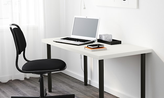 białe biurko z czarnymi nóżkami