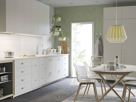 Aranżacje wnętrz - Kuchnia: Kuchnia IKEA - Średnia otwarta z salonem z kamiennym blatem biała zielona z zabudowaną lodówką z lod ... - IKEA. Przeglądaj, dodawaj i zapisuj najlepsze zdjęcia, pomysły i inspiracje designerskie. W bazie mamy już prawie milion fotografii!