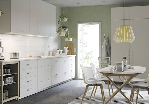 Kuchnia IKEA - Średnia otwarta z salonem z kamiennym blatem biała zielona z zabudowaną lodówką z lodówką wolnostojącą z nablatowym zlewozmywakiem kuchnia jednorzędowa z oknem - zdjęcie od IKEA