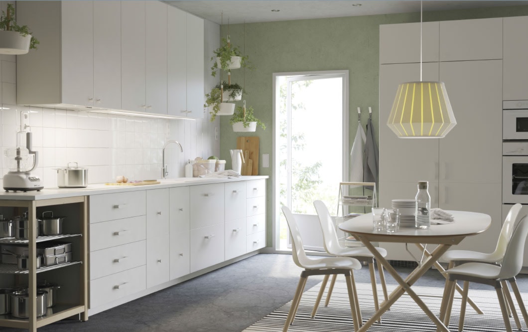 Kuchnia IKEA - Średnia otwarta z salonem z kamiennym blatem biała zielona z zabudowaną lodówką z lodówką wolnostojącą z nablatowym zlewozmywakiem kuchnia jednorzędowa z oknem - zdjęcie od IKEA - Homebook