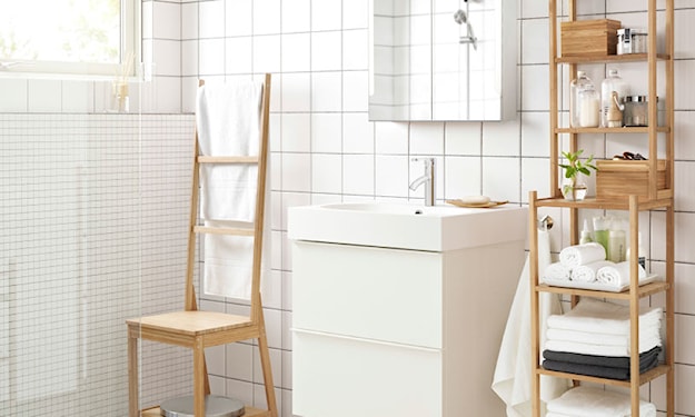 biała łazienka z drewnianymi akcentami