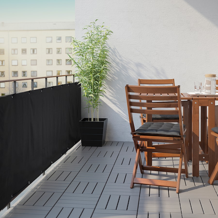 Balkon i ogród IKEA - Mały średni z podłogą z desek z donicami na kwiaty taras z przodu domu z tyłu domu - zdjęcie od IKEA