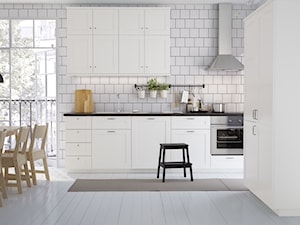 Kuchnia na wymiar - Duża otwarta z salonem z kamiennym blatem biała z zabudowaną lodówką z podblatowym zlewozmywakiem kuchnia w kształcie litery l z wyspą lub półwyspem z oknem, styl skandynawski - zdjęcie od IKEA