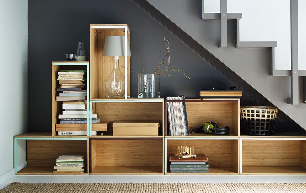 półki pod schodami, półki modułowe, drewniane półki, minimalistyczny przedpokój, przedpokój w stylu skandynawskim