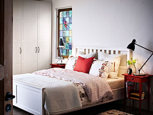 Sypialnia IKEA - Mała biała szara sypialnia, styl rustykalny - zdjęcie od IKEA