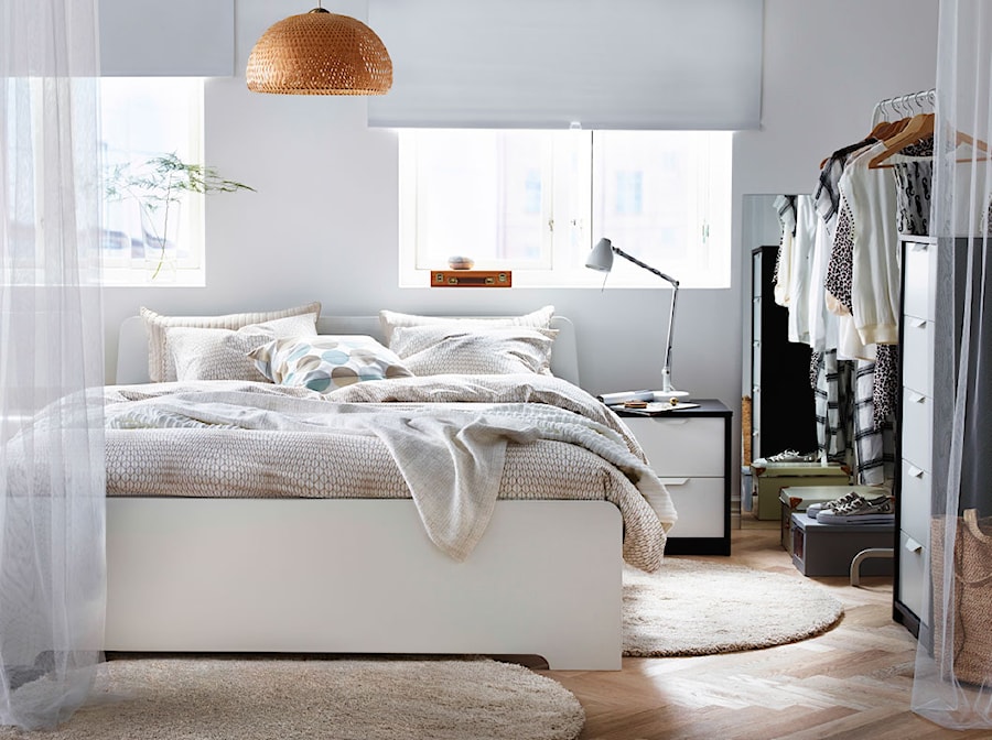Sypialnia IKEA - Średnia biała sypialnia z garderobą - zdjęcie od IKEA