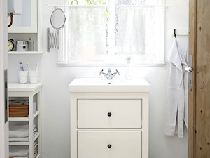 Łazienka IKEA - Mała łazienka z oknem, styl skandynawski - zdjęcie od IKEA
