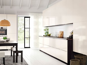 Kuchnia IKEA - Duża otwarta biała z zabudowaną lodówką z podblatowym zlewozmywakiem kuchnia w kształcie litery l z oknem - zdjęcie od IKEA