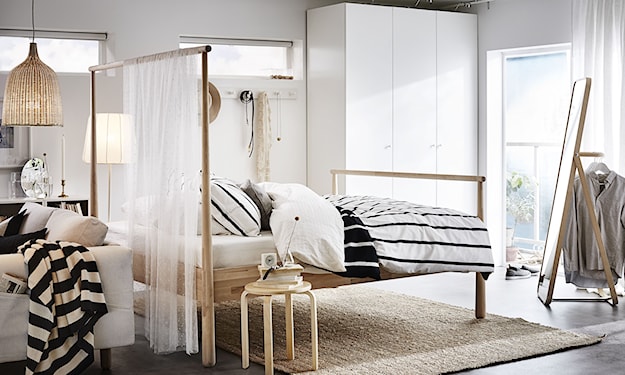 drewniane łóżko do pokoju w stylu skandynawskim