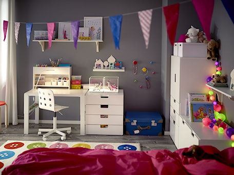 Aranżacje wnętrz - Pokój dziecka: Pokój dziecka IKEA - Mały czarny pokój dziecka dla dziecka dla dziewczynki - IKEA. Przeglądaj, dodawaj i zapisuj najlepsze zdjęcia, pomysły i inspiracje designerskie. W bazie mamy już prawie milion fotografii!